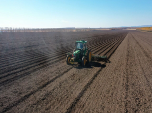 黑龙江省秋收与秋整地高效衔接 整地进度超去年同期